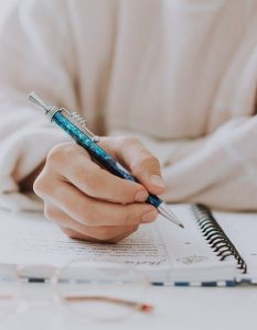 Estudiante tomando apuntes para preparar el examen B2 de Cambridge
